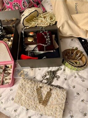 Coming soon !!! Vintage Jewelry ❤️❤️❤️